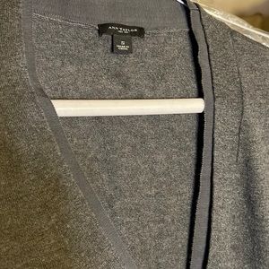Ann Taylor Gray sweater 49% Merino wool 26 Nylon, 25% polyester